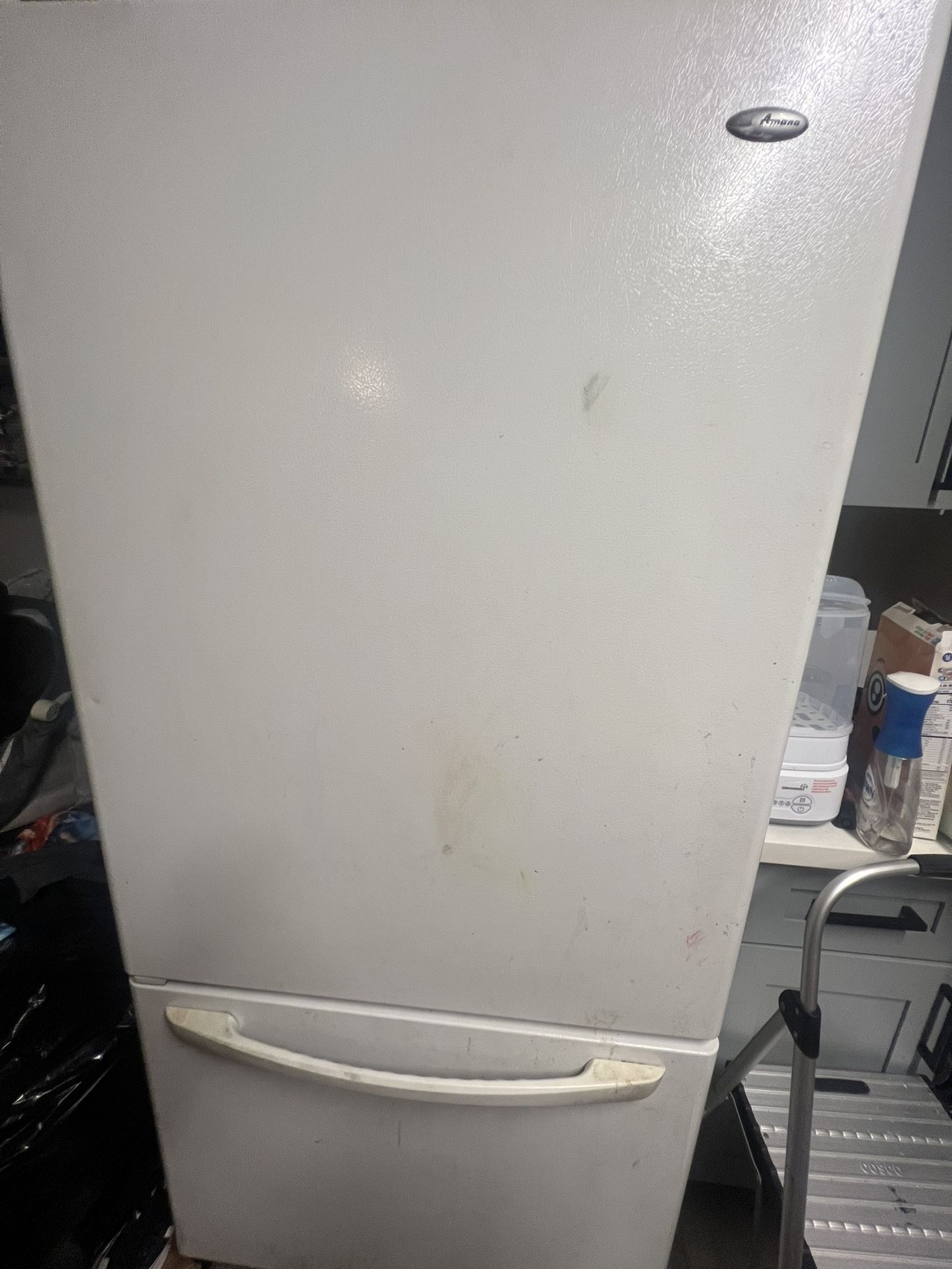 Working fridge with bottom freezer