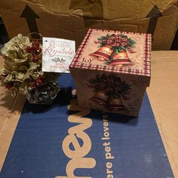 Ganz Kissing Krystals Ornament and Gift Box. 