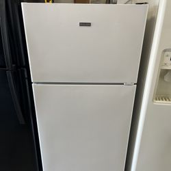 Hotpoint Top freezer Refrigerator 28”x65”