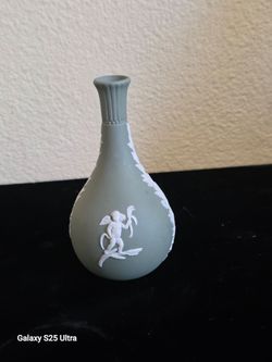 vintage green wedgewood 5" tall bud vase