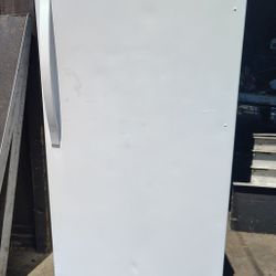 Very Nice! White Whirlpool 18 Cu.Ft. Refrigerator!