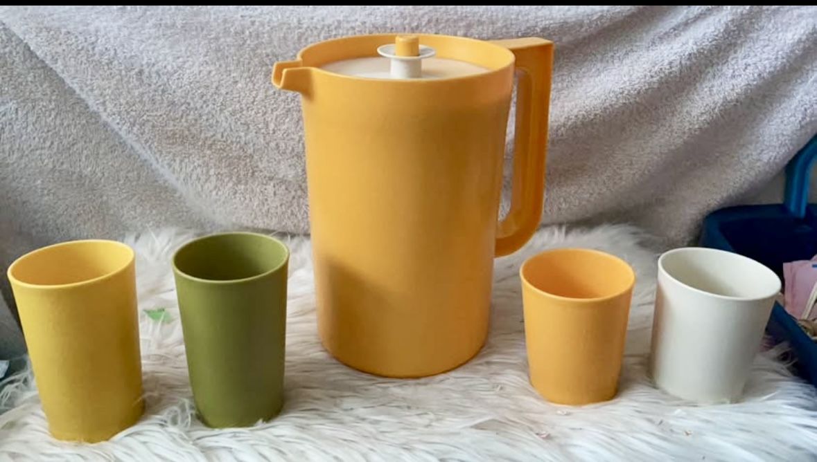 Tupperware sunflower 2quart pitcher & juice cups