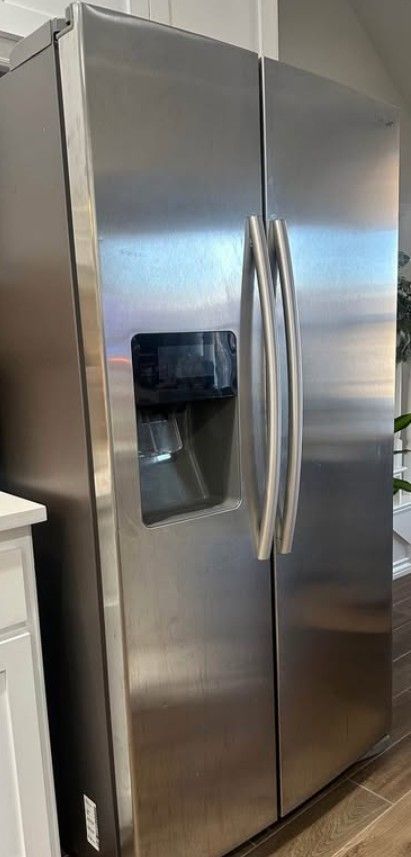 Can Deliver For $25 Excellent Working Samsung Side By Side Refrigerator W/ Ice And Water In Door