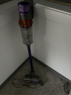 Dyson V8