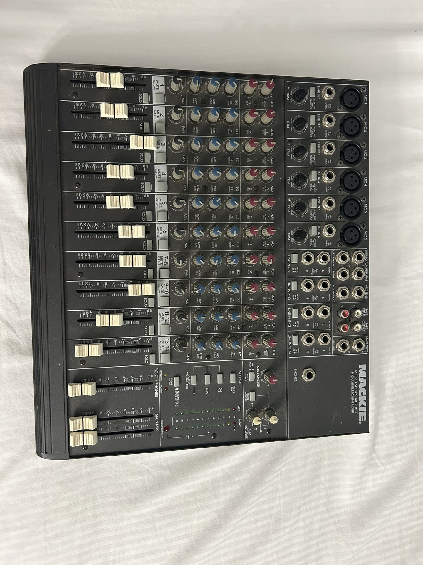 La imagen muestra una mesa de mezclas compacta Mackie 1402VLZ4.