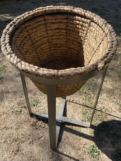 Large basket/metal frame planter