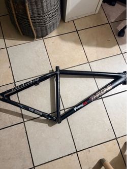 black oil throne frame