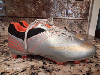 Soccer cleats us size 5.5youth