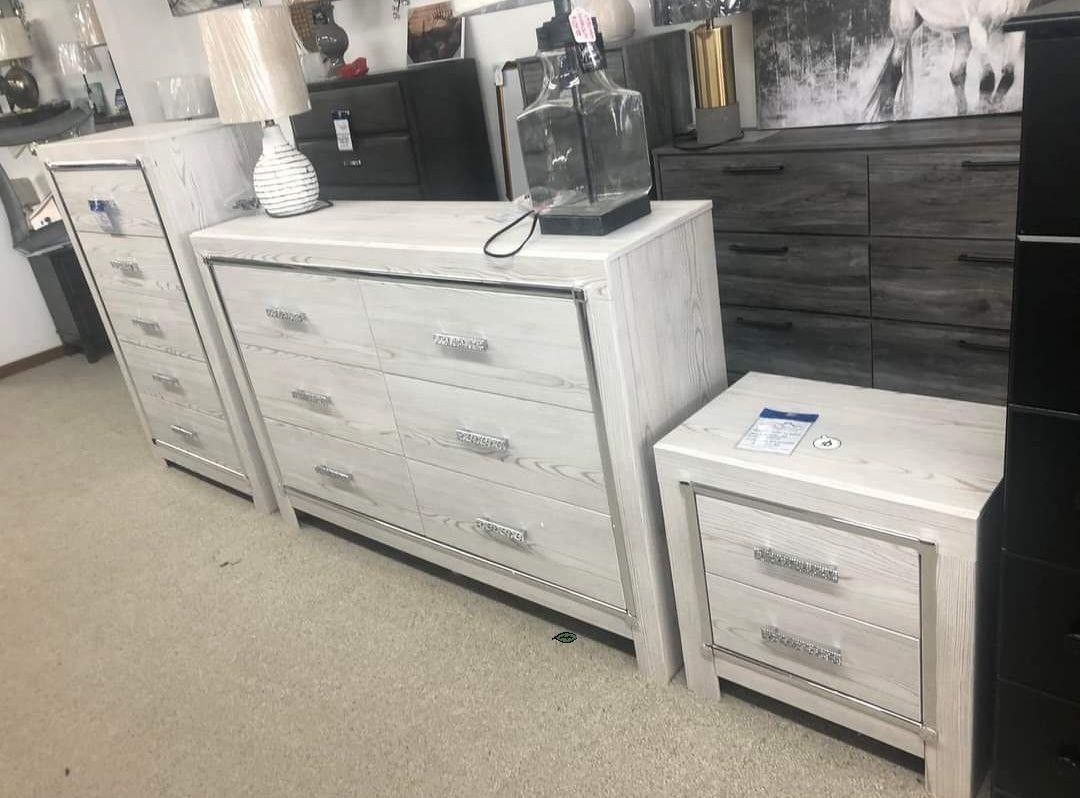 Altyra White Dresser