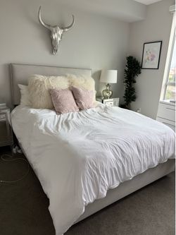 QUEEN Joss & Main Doleman Traditional Upholstered Panel Bed