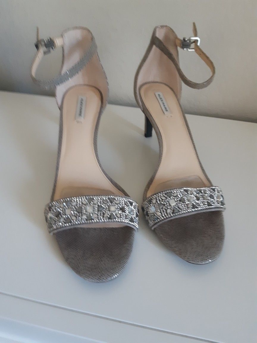 BASICALLY NEW HIGH HEELS WORN Only For Two Hours Ceremony, Size 9, In Like New CONDITION