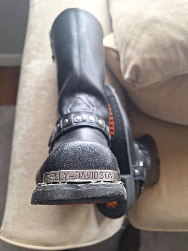 Size 10 Harley, Davidson boot.
Very good condition