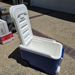 Igloo Ice Cooler With Wheels.
