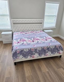QUEEN SIZE BED AND TWO NIGHTSTANDS ( MATTRESS NOT INCLUDED) 🆕️