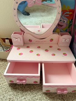 Little toy vanity
