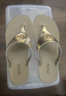 MICHAEL KHORS GOLD FLATS…. SZ 8