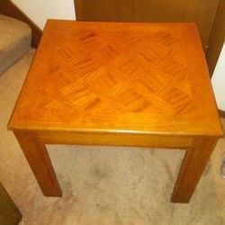 Wood End/Side Table! 24" x 22" x 19" 