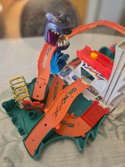 2008 Hot wheels sharkbite play set