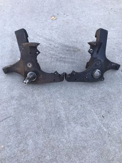 1991-1999 Chevrolet 1500 2wd Front Lift kit spindles 3” Fabtech brand. Off of my personal truck. Both in good condition. Right side neads new sno