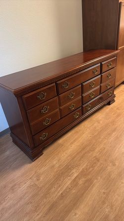FREE – Wood Dresser