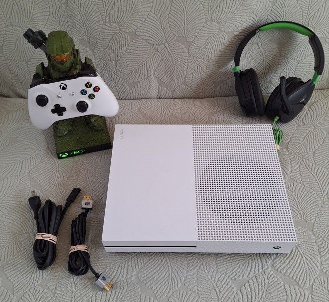 Microsoft Xbox One S 1TB Bundle