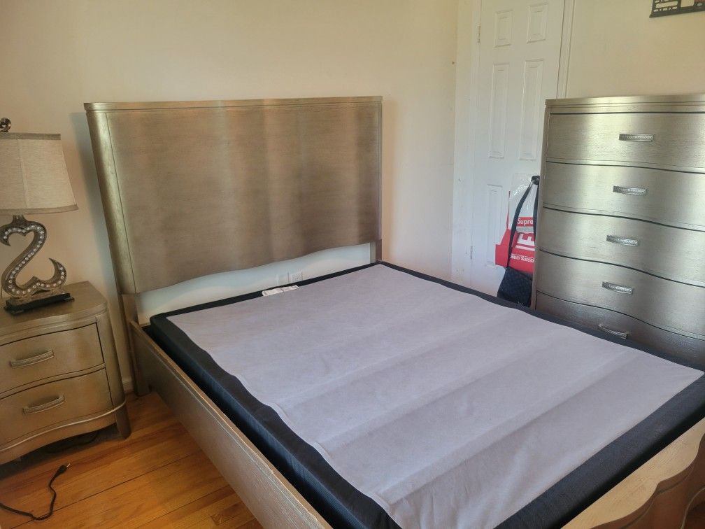 Queen Bedroom Set (Klaussner Furniture Real Wood)
