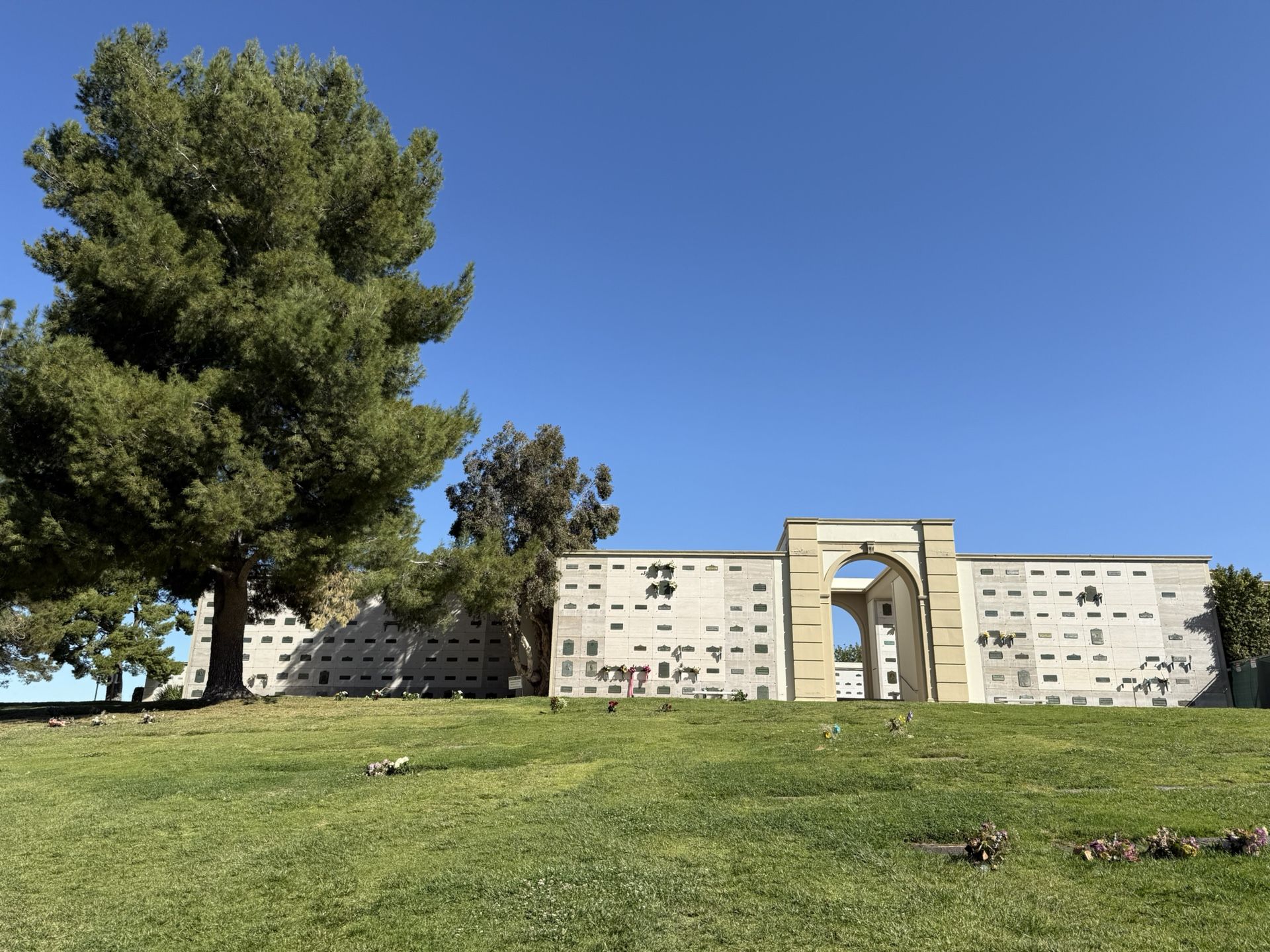 Forest Lawn Hollywood Hills – Wall Crypt