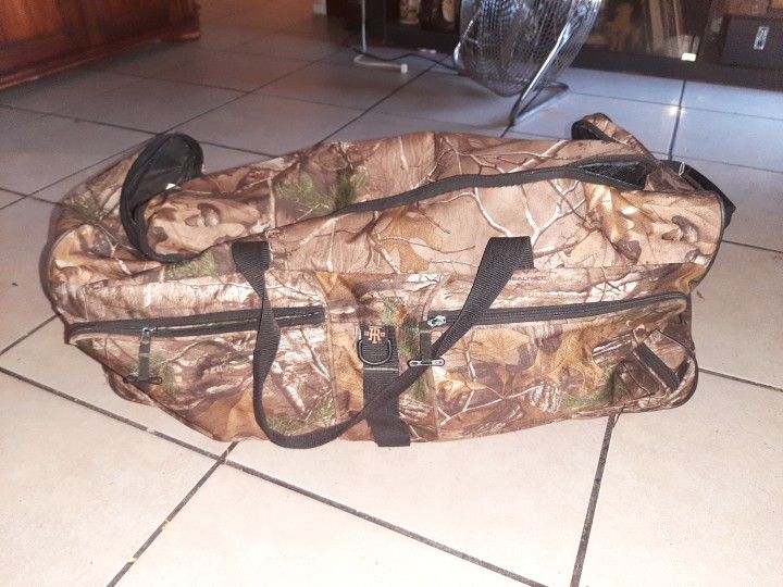 Camel duffle bag with wheels