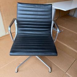 Herman Miller Eames Aluminum Group Side  Chair 