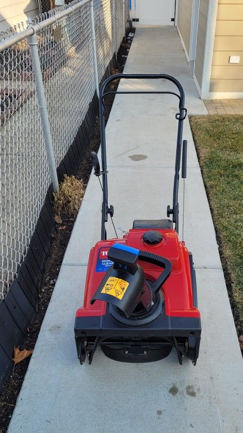 SLIGHTLY USED TORO SNOWBLOWER,POWER CLEAN 180. 87 CC 4 CYCLE POWERFUL ENGINE. 18 INCHES WIDE. ELECTRIC STARTER.$300.00 OR BEST OFFER. LOCAL PICK UP.