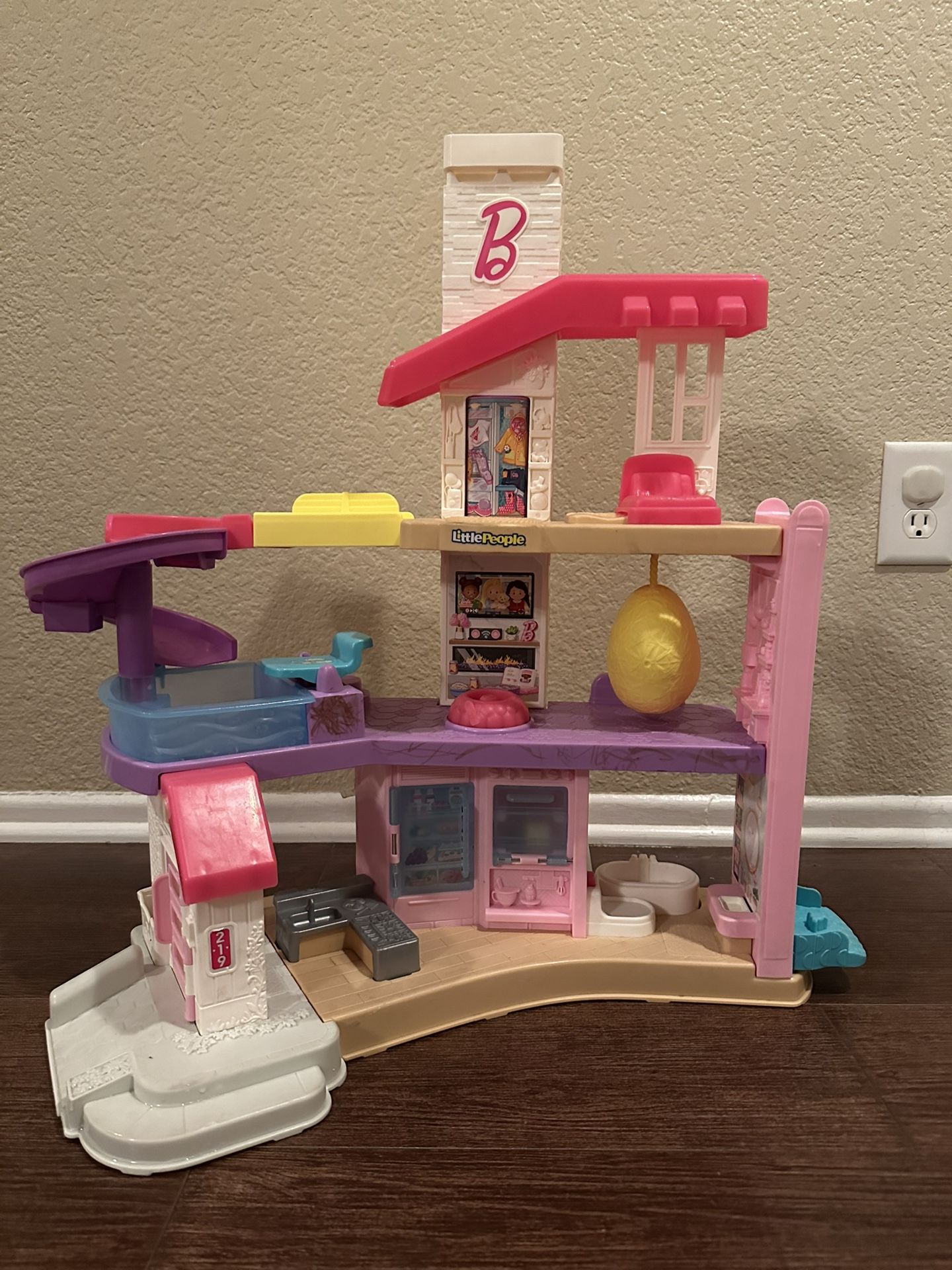 Barbie little people play house!