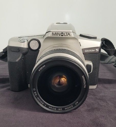 Minolta Maxxum 5 35mm SLR Film Camera w AF 28-80mm Macro Lens.