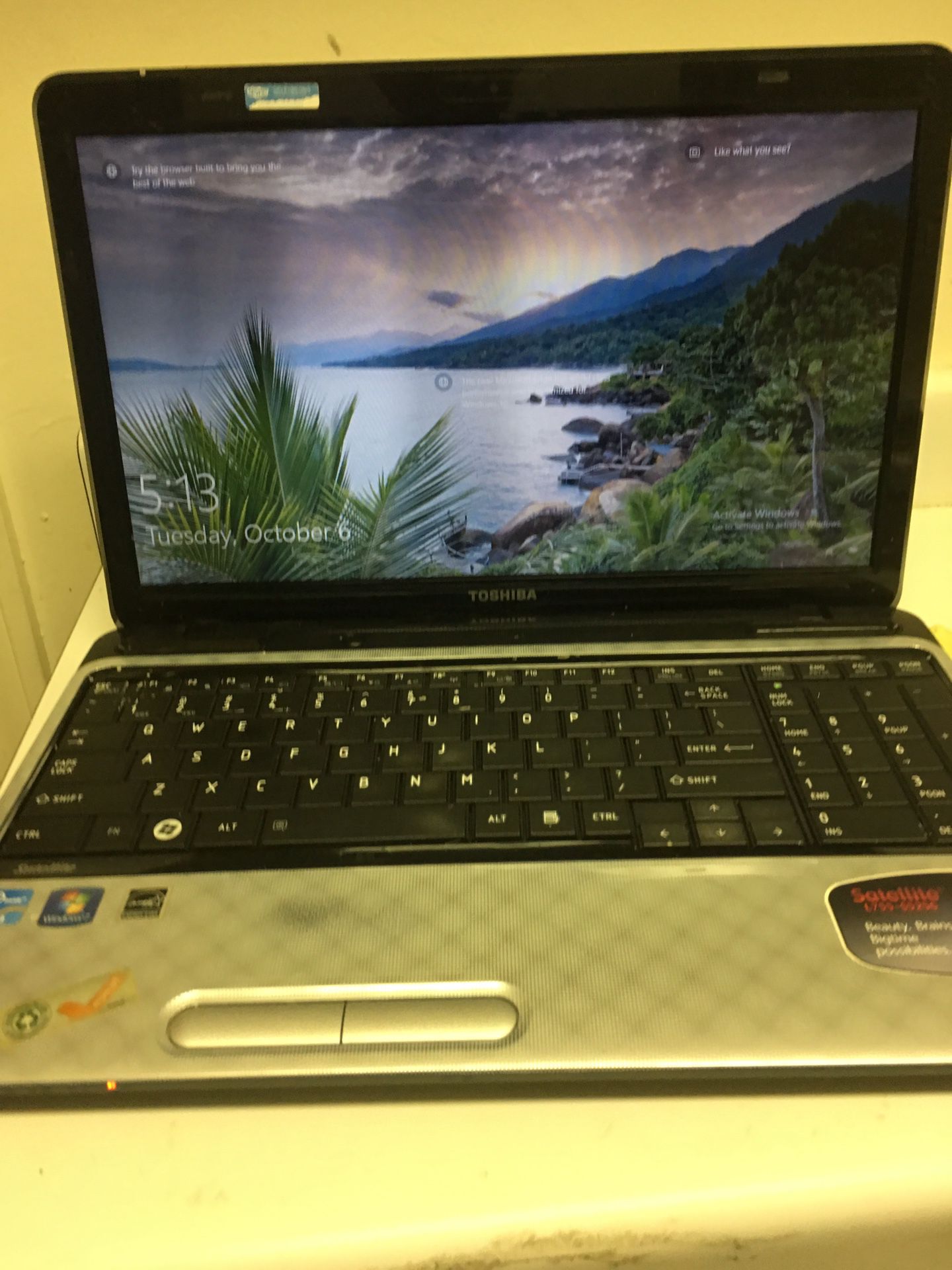 Toshiba satellite laptop core i3 with 500GB Win 10