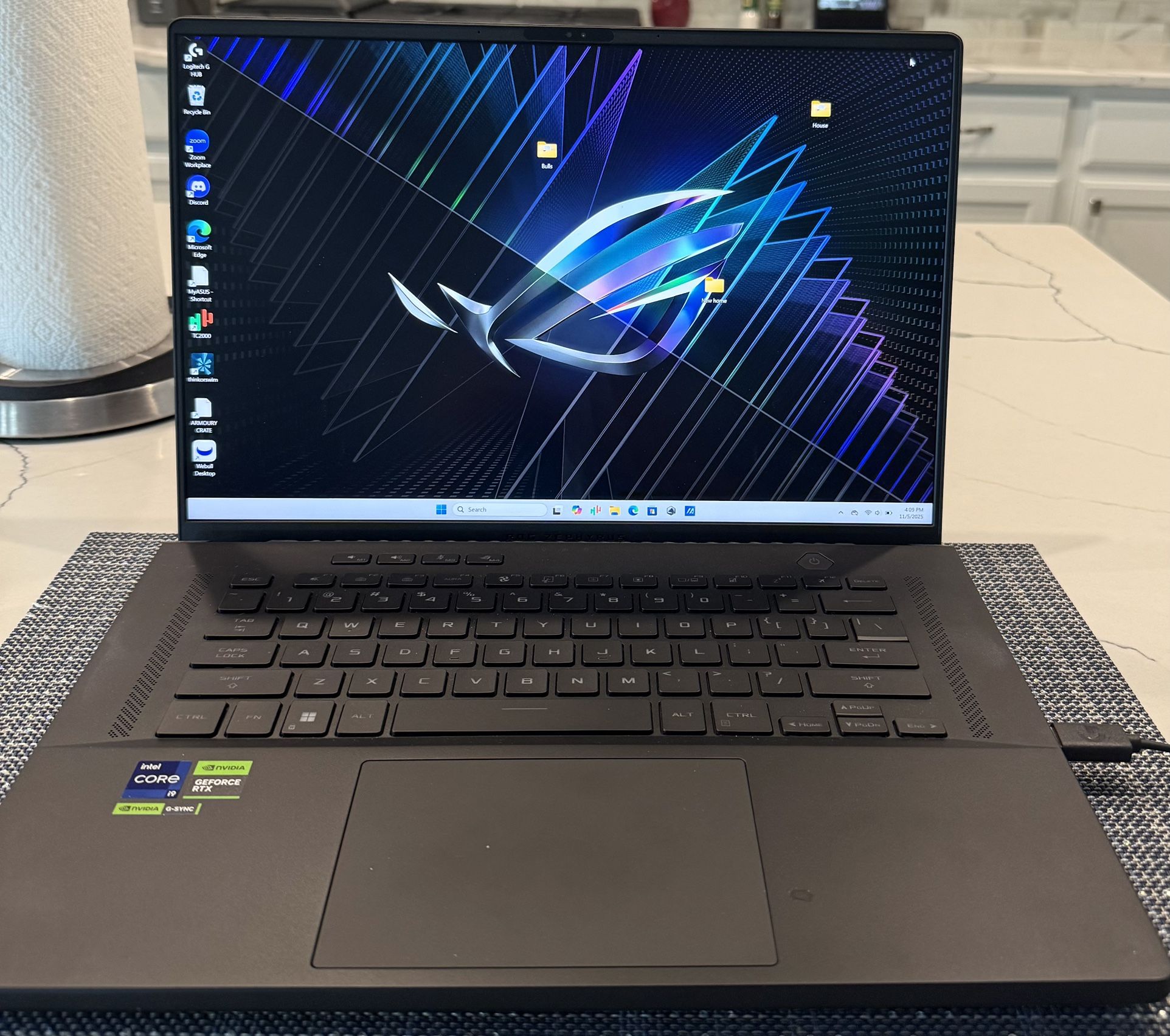 Asus Rog Zephyrus M16 16” 240hz Core i9 32g Memory .. Gaming Laptop