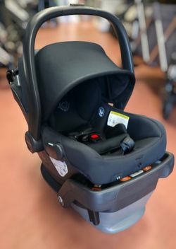 Uppa Mesa V3 car seat w insert anf base