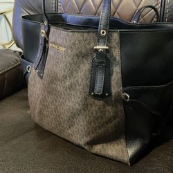 Bolsa 👜 MK Grande $65 