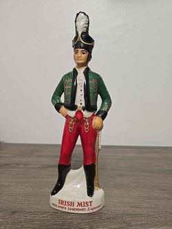 Vintage Irish Mist Ireland Liqueur 10 Ceramic Soldier Decanter ITALY