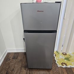 HiSense Mini Fridge 4.4 Cu. Ft.