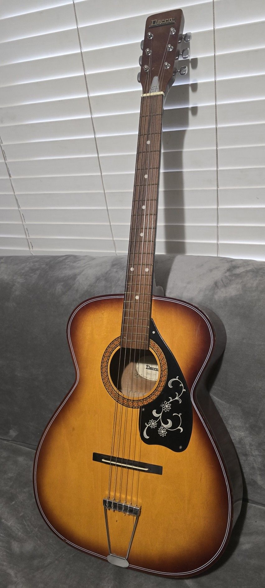 GUITARRA ANTIGUA MARCA DECCA $250 OBO