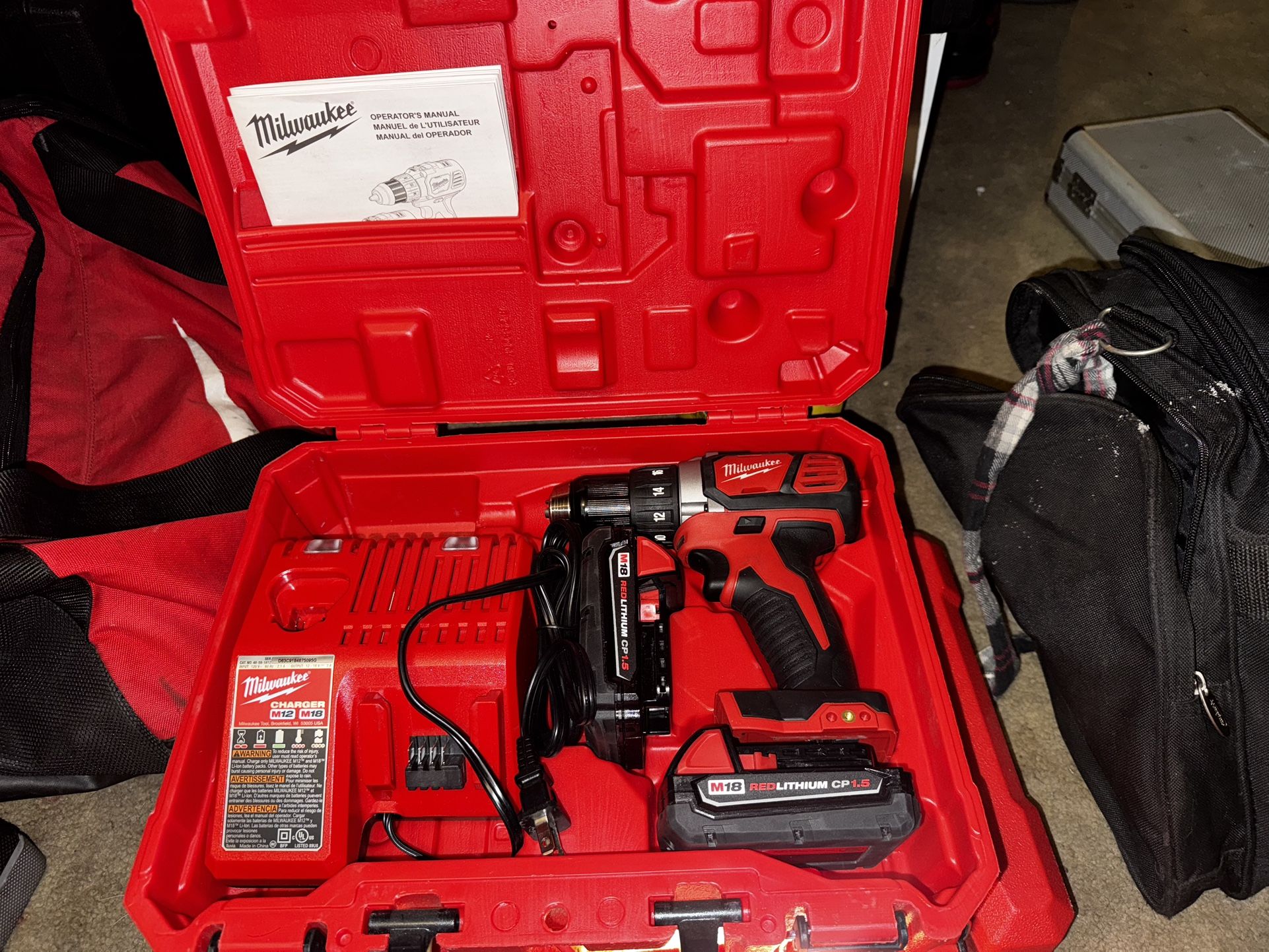 Milwaukee M18 18V Lithium-Ion Brushless Cordless 1/2 inch Compact Drill/Driver Kit. 