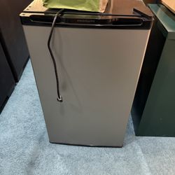 Mini Fridge With Small Freezer Used 