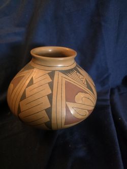 Mata Ortiz Style Polychrome Pot with Ring Stand