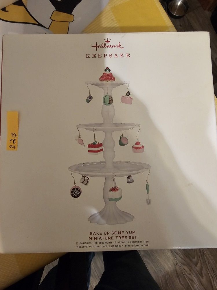 Hallmark Keepsake Bake Up Some Yum Miniature Tree Set