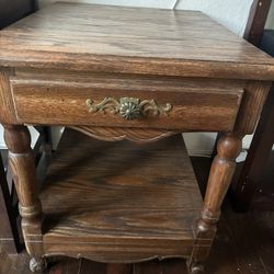 Wooden End table w drawer