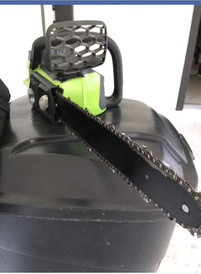 Electric chainsaw Green Works with the Battery