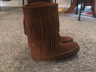 Minnetonka fringe moccasin boots size 6.5