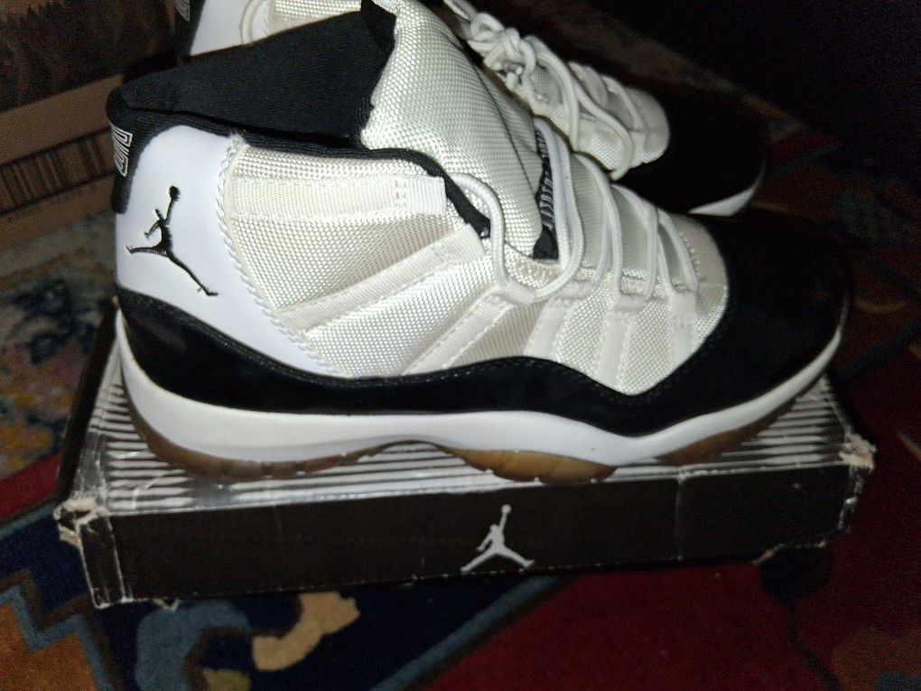 Air Jordan 11 Retro. White/Black.