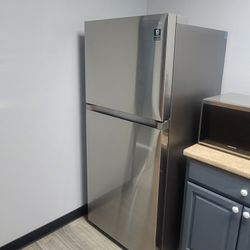 Nearly New Samsung Refrigerator With Ice Maker 