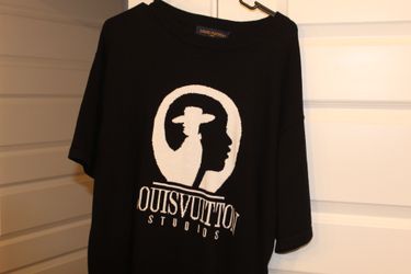 Louis v Shirt Size Xl