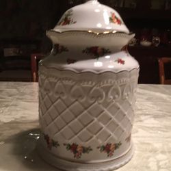 Beautiful Royal Albert China “Old Country Roses”  Ex. Lg.  Cookie Jar.  